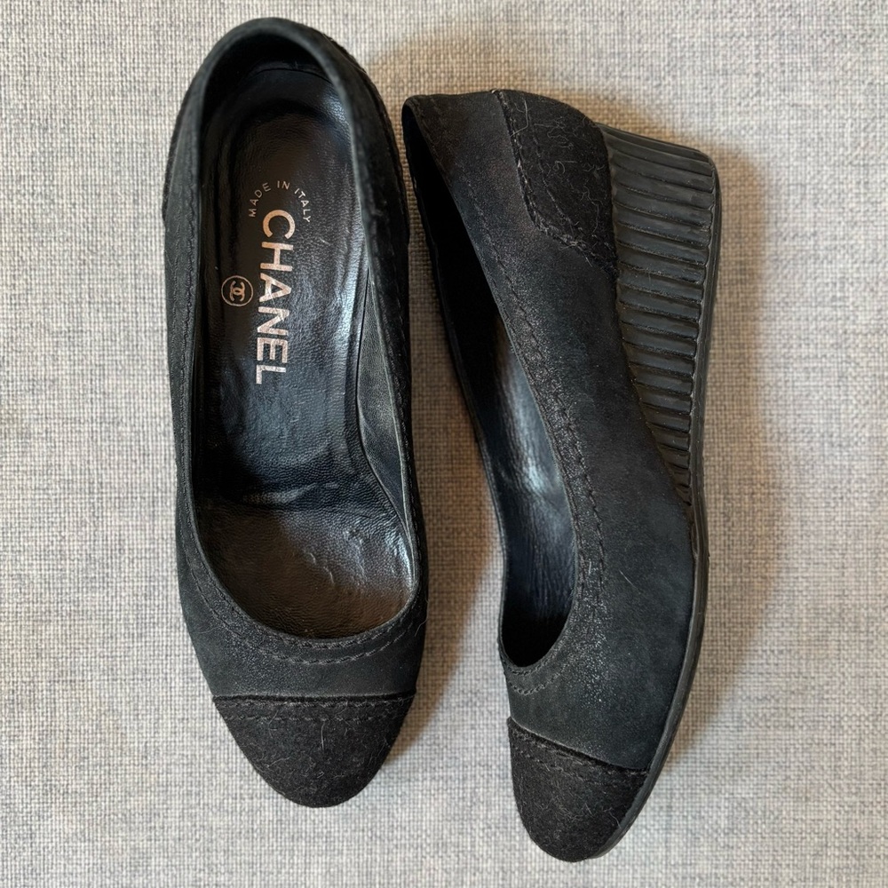 VINTAGE Chanel Women's Black Suede Wedge Pumps - Picture 11 of 11